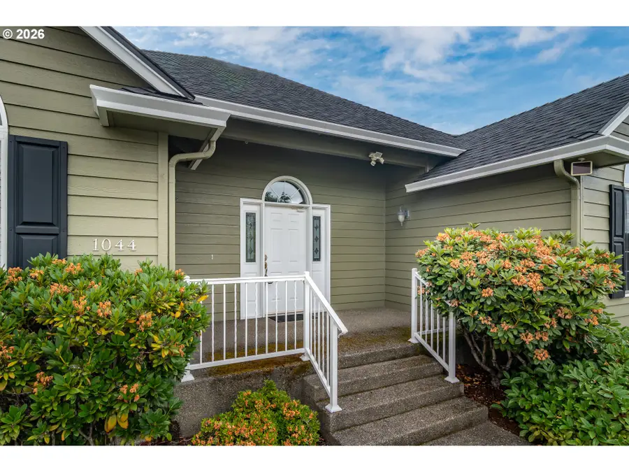 1044 NW Kring St, Roseburg, OR 97471 - #2