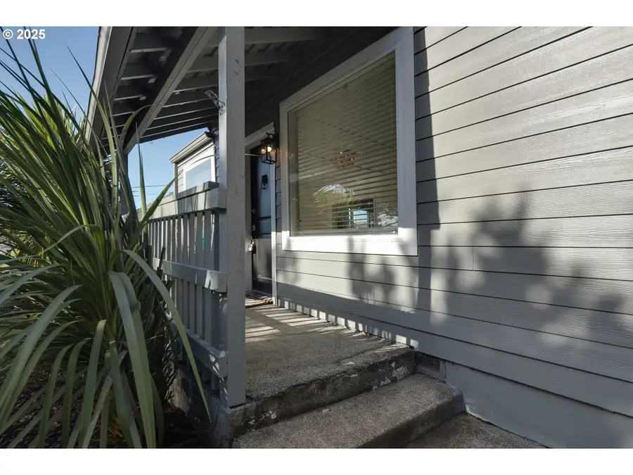 1523 NE 12th St, Lincoln City, OR 97367 - Image #3