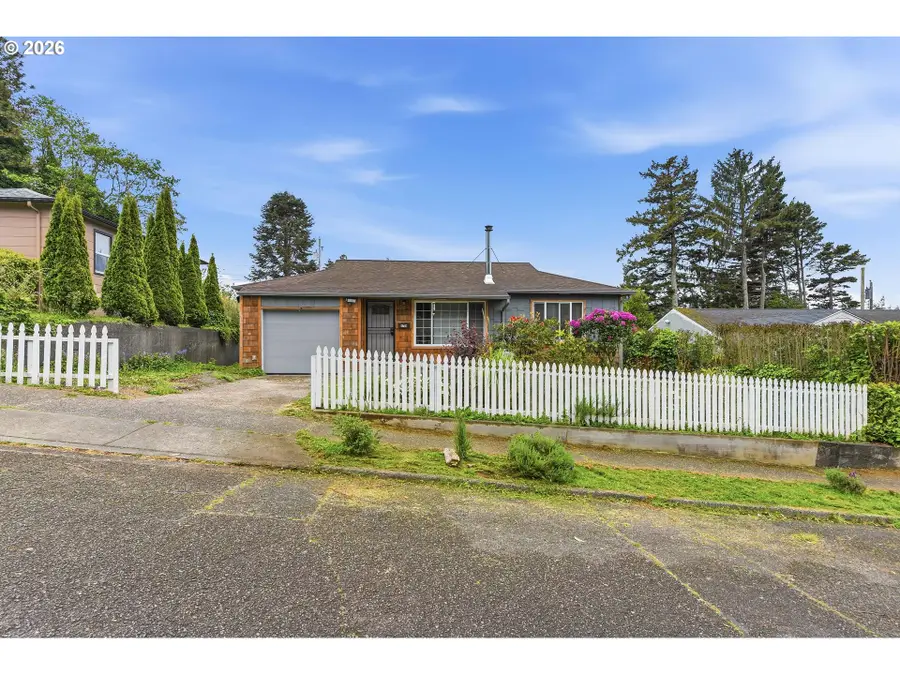 1729 Cottonwood Ave, Coos Bay, OR 97420 - #2