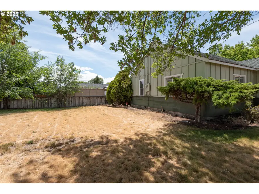 108 NW Dogwood Ave, Redmond, OR 97756 - #2