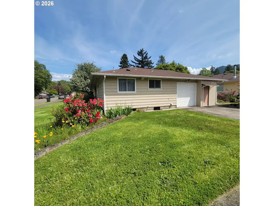 47858 W 1st St, Oakridge, OR 97463 - #2
