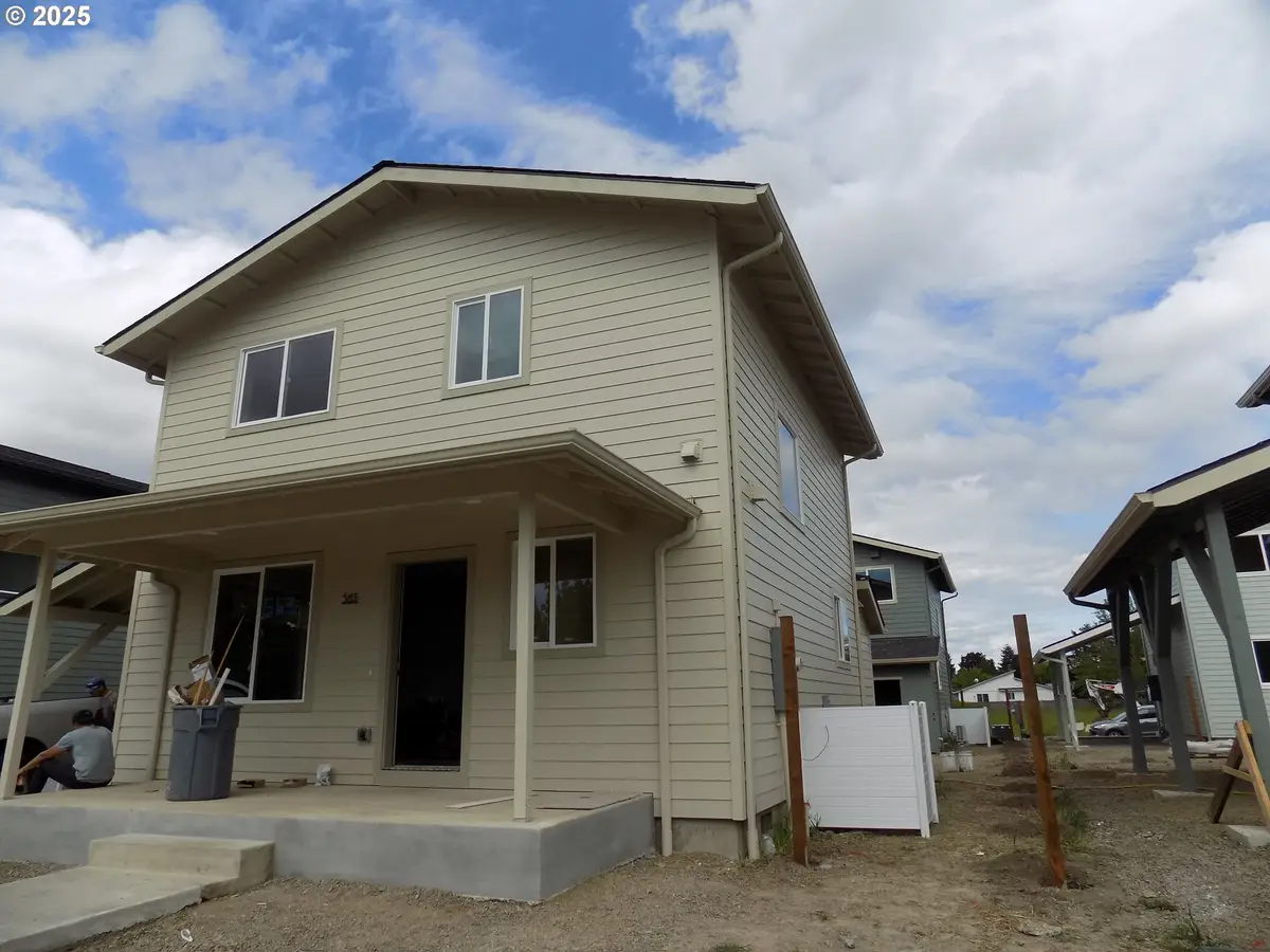 565 SE Firefly Ave, Corvallis, OR 97333 - Image #1