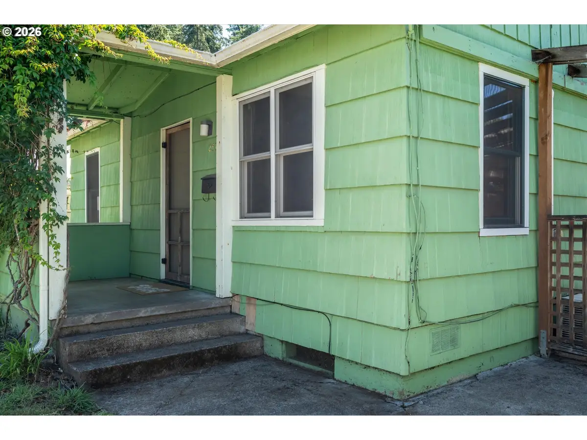 2570 Emerald St, Eugene, OR 97403 - #1