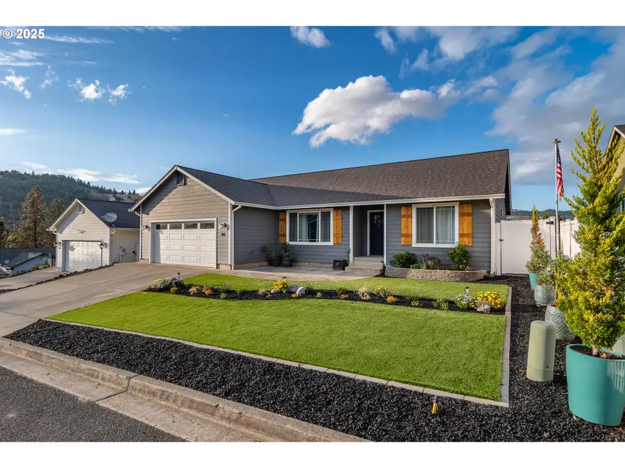 114 Umpqua View Dr, Roseburg, OR 97471 - Image #2