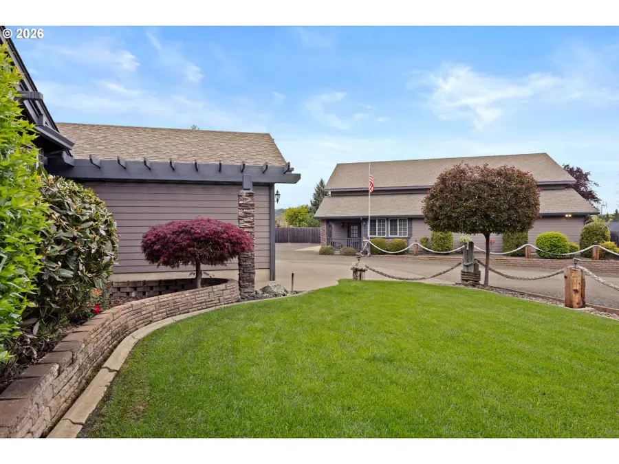 237 Cambridge Dr, Sutherlin, OR 97479 - #2