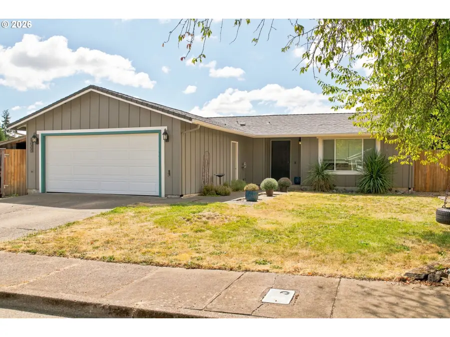 2033 W Bryant Ave, Cottage Grove, OR 97424 - #2