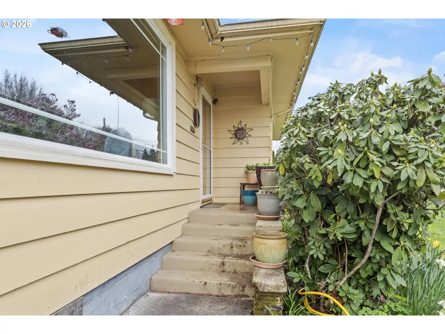 408 SW Chapman St, Sheridan, OR 97378 - #2