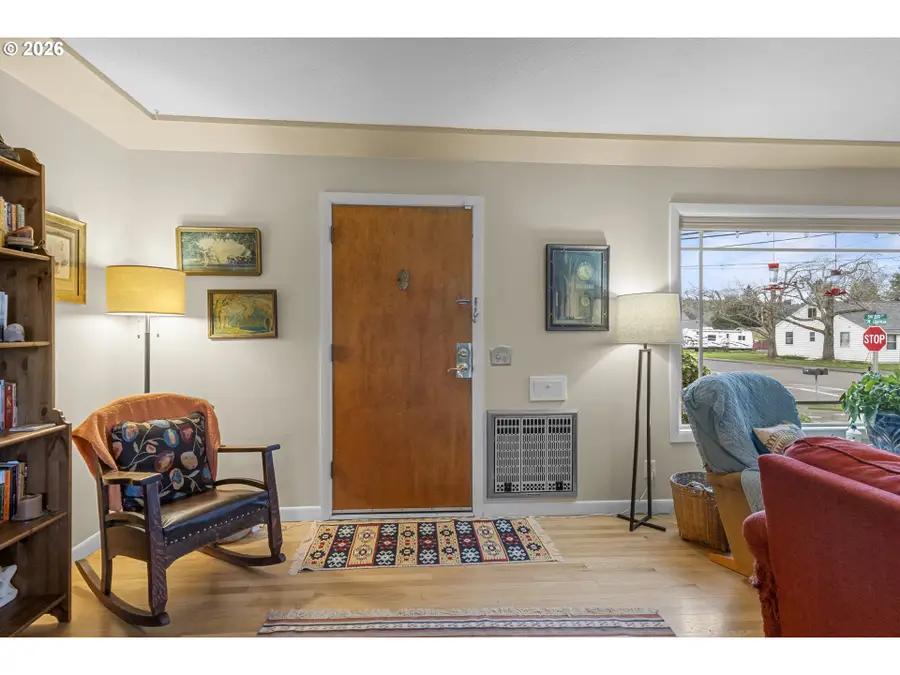 408 SW Chapman St, Sheridan, OR 97378 - #3