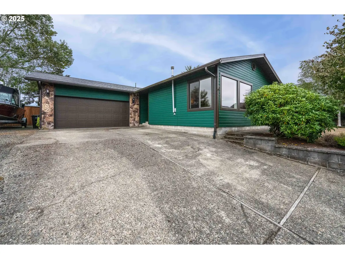 1915 Arthur St, North Bend, OR 97459 - Image #1