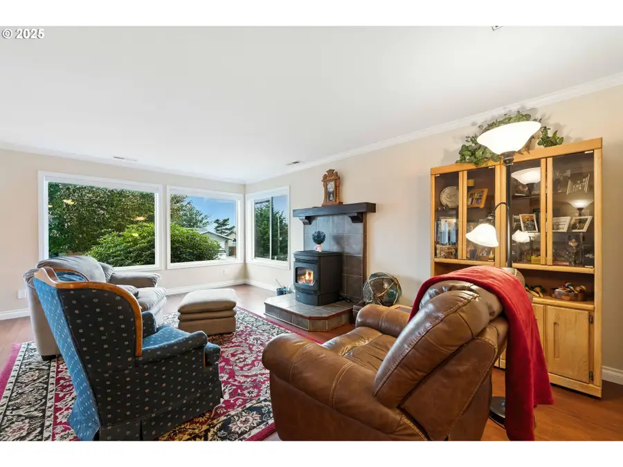 1915 Arthur St, North Bend, OR 97459 - Image #3