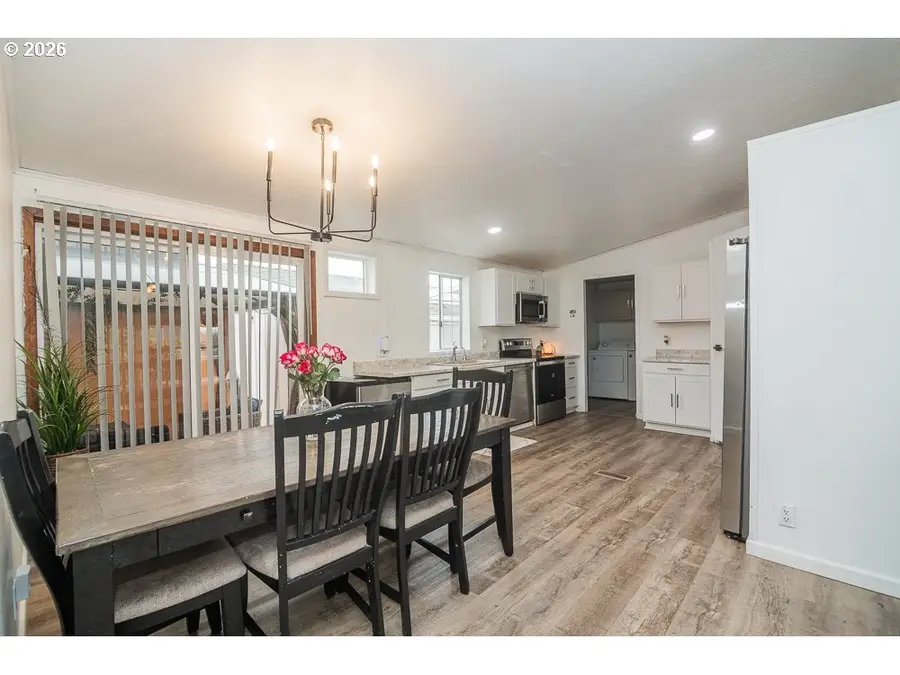 898 Lochaven Ave, Springfield, OR 97477 - #3