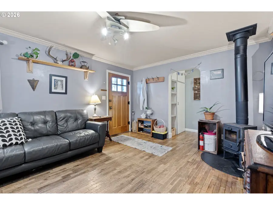 1425 E Madison Ave, Cottage Grove, OR 97424 - #2