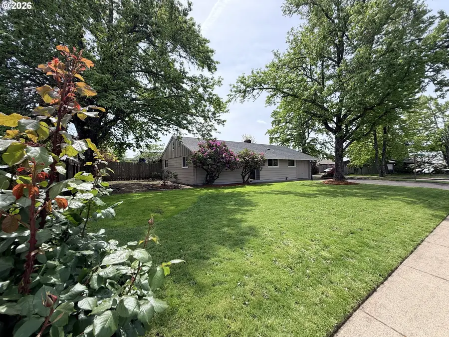 1154 Clinton Dr, Eugene, OR 97401 - #3
