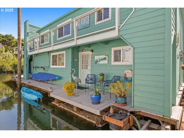 414 N Tomahawk Island Dr, Portland, OR 97217