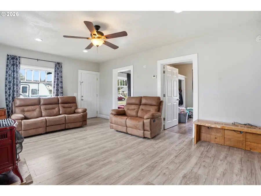 1525 S 2nd St, Lebanon, OR 97355 - #3