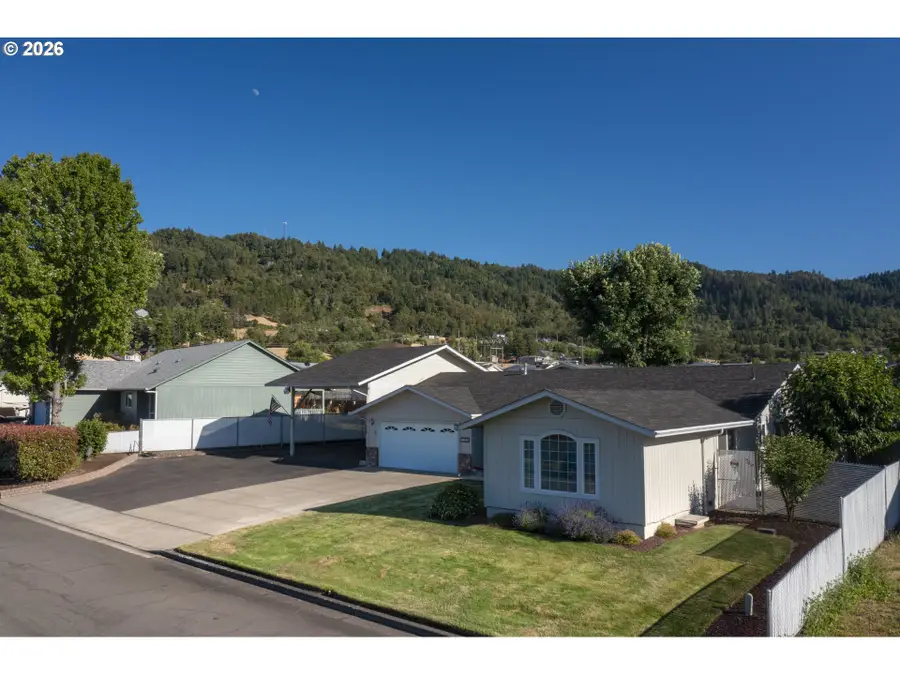 3317 W Normandy Ave, Roseburg, OR 97471 - #3