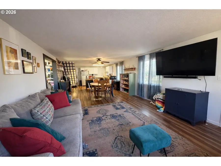 1203 Oak St, Amity, OR 97101 - #3