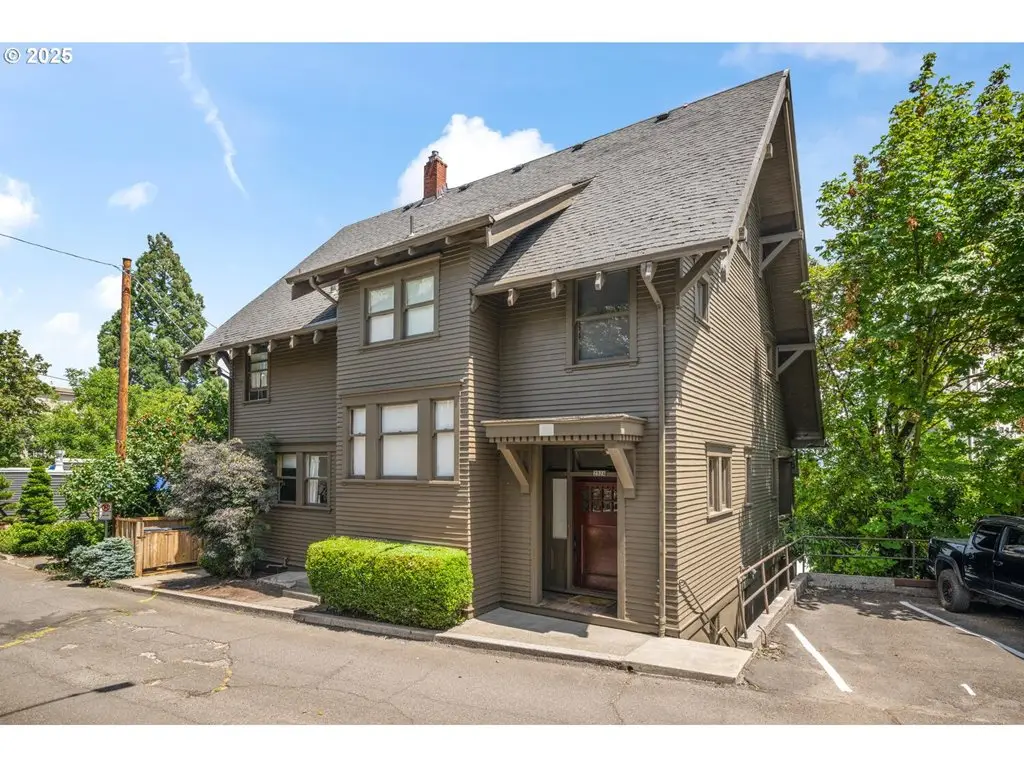 2324 SW Cactus Dr, Portland, OR 97205 - Image #1