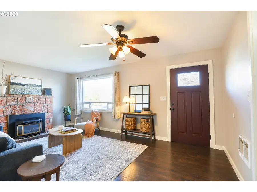 910 E 13th St, The Dalles, OR 97058 - #3