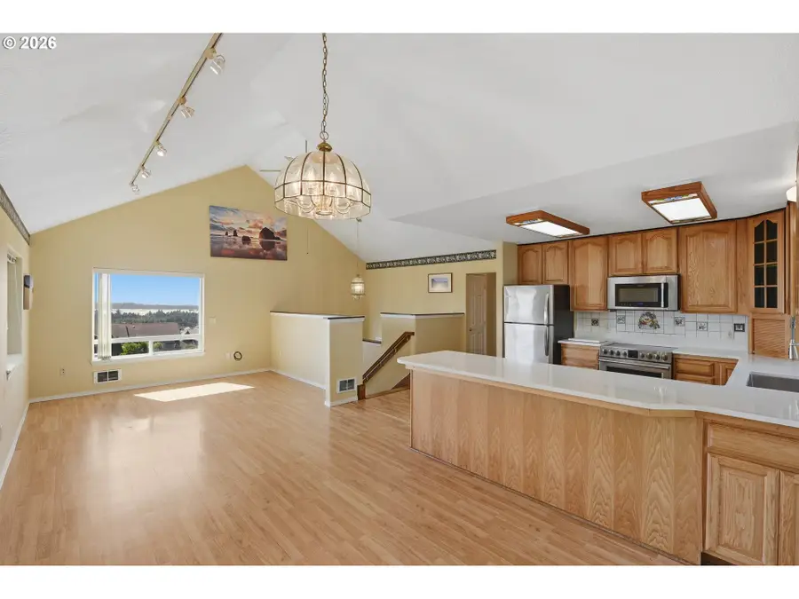 755 Prefontaine Dr, Coos Bay, OR 97420 - #2