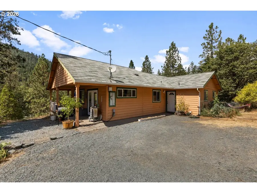 897 Savage Creek Rd, Grants Pass, OR 97527 - #2