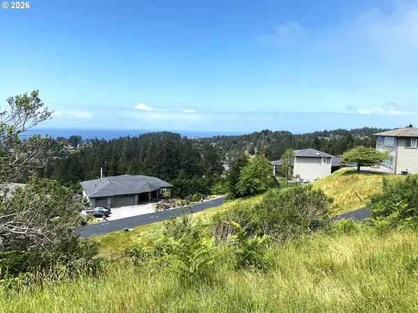6877 Pacific Terrace Dr, Brookings, OR 97415