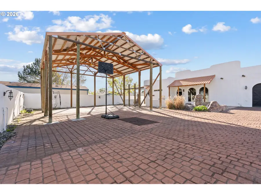 832 E Main St, Hermiston, OR 97838 - #3