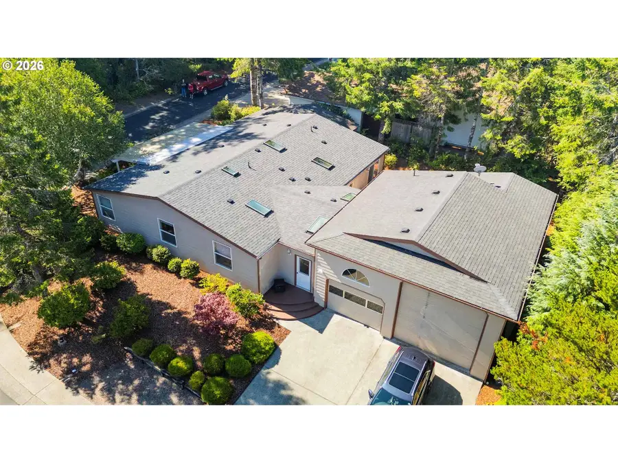 327 Southridge Dr, Florence, OR 97439 - #3