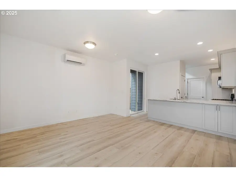 357 SE Kitzmiller Dr, Dallas, OR 97338 - Image #2