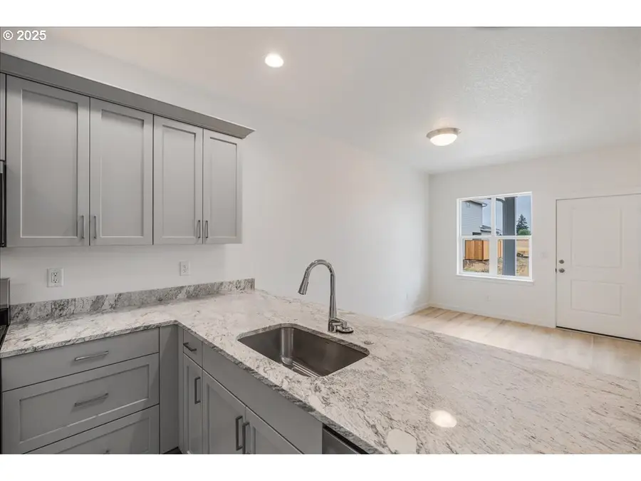 357 SE Kitzmiller Dr, Dallas, OR 97338 - Image #3