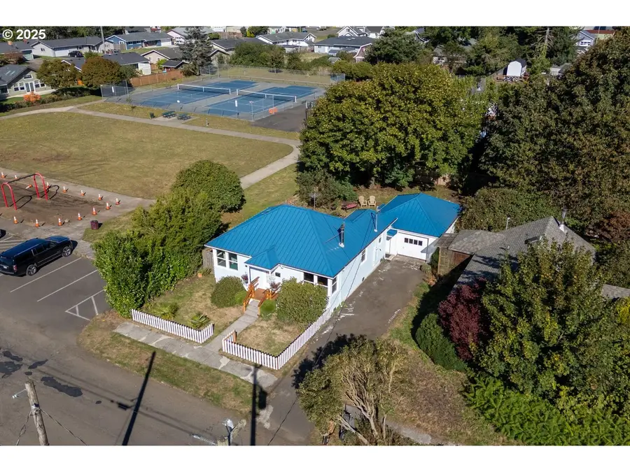 1412 9th St, Tillamook, OR 97141 - Image #2