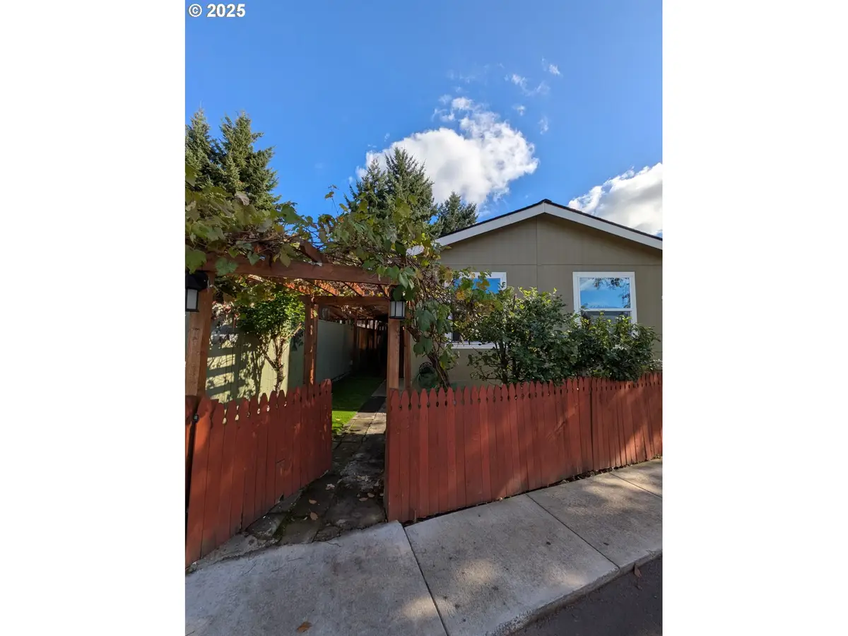 9700 SW Tualatin Rd #5, Tualatin, OR 97062 - Image #1