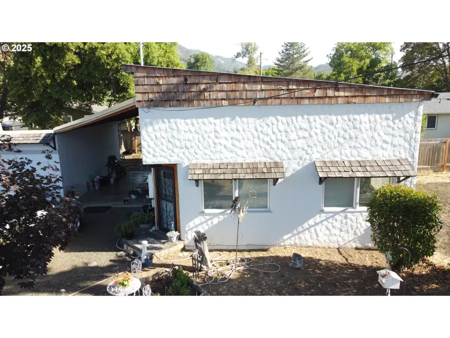 867 NE Johnson St, Myrtle Creek, OR 97457 - Image #2
