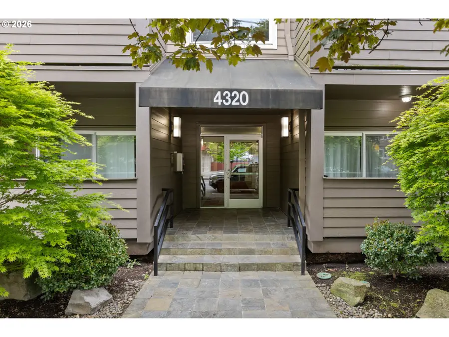 4320 S Corbett Ave #211, Portland, OR 97239 - #2
