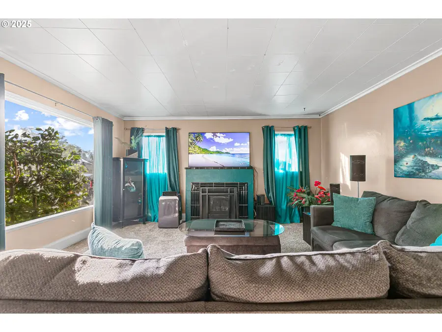 608 S Ivy St, Medford, OR 97501 - Image #2