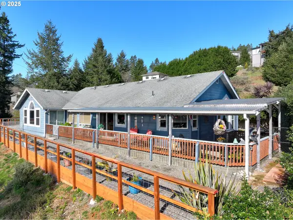 838 Marina Heights Rd, Brookings, OR 97415