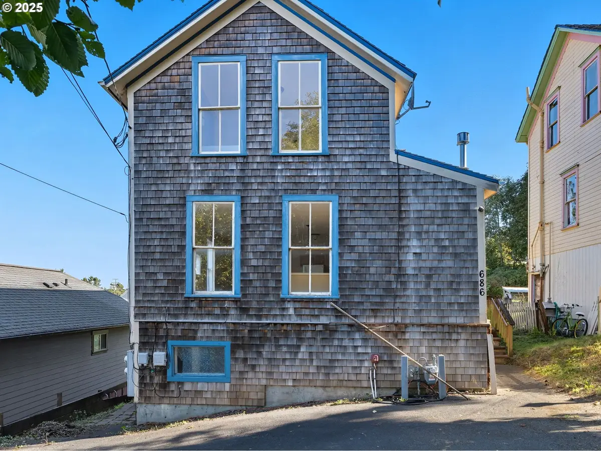 686 29th St, Astoria, OR 97103 - Image #1