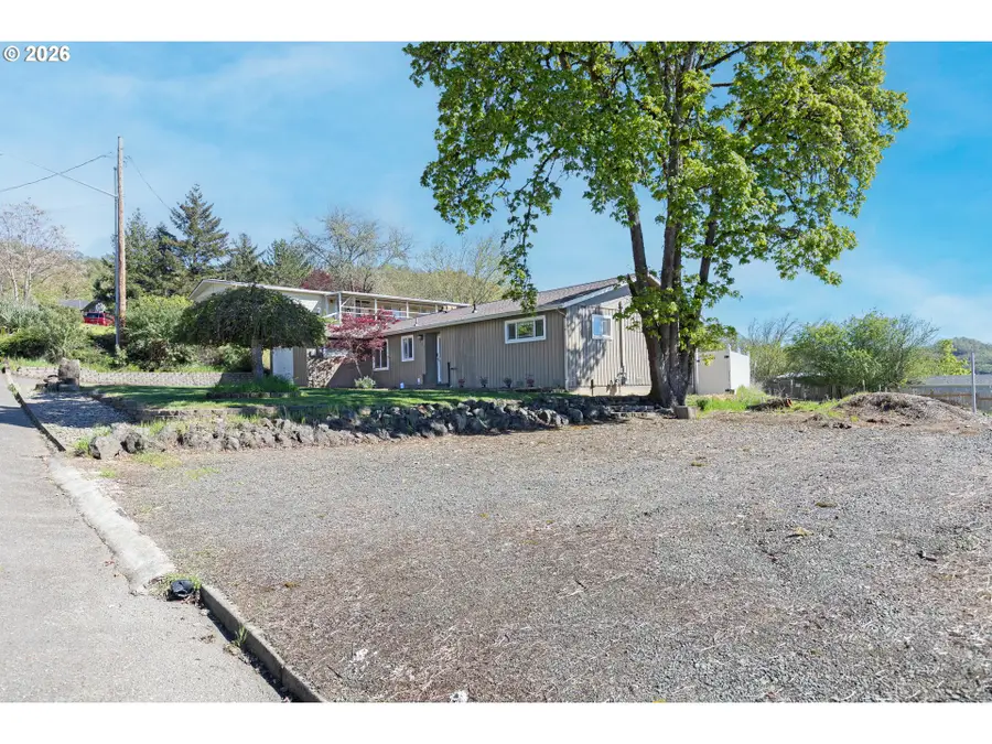 757 NE Clover Ave, Roseburg, OR 97470 - #2