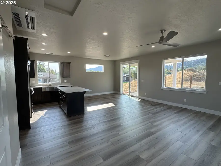 126 Coles Valley St, Sutherlin, OR 97479 - Image #3