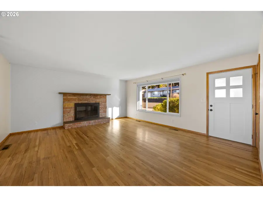 2488 W Lorraine Ave, Roseburg, OR 97471 - #2