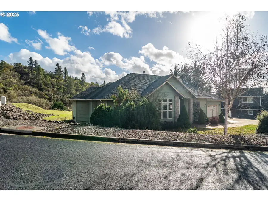 1737 NE Shale Ct, Roseburg, OR 97470 - #3