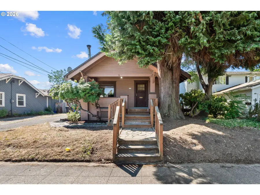 225 W Arlington St, Gladstone, OR 97027 - #2