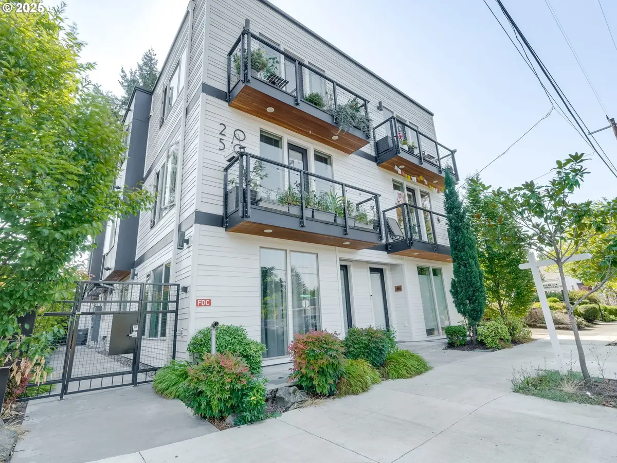 2050 N Killingsworth St #11, Portland, OR 97217 - Image #1