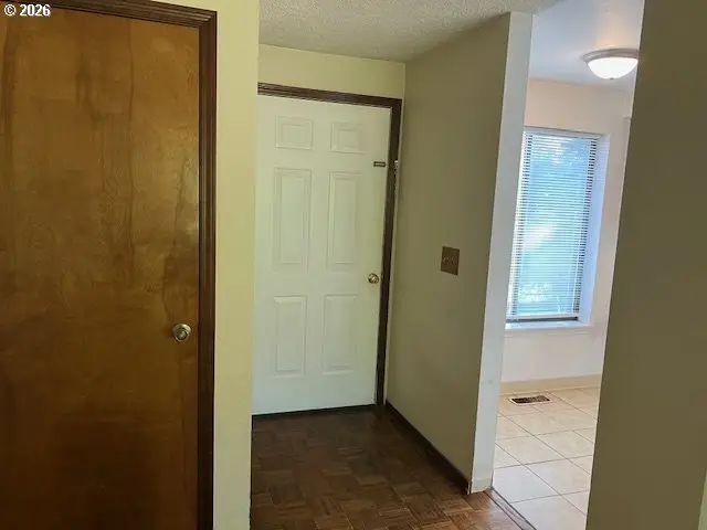 205 E Foothills Dr, Newberg, OR 97132 - #2
