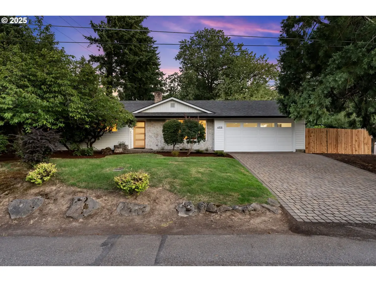 4910 SW Vesta St, Portland, OR 97219 - Image #1