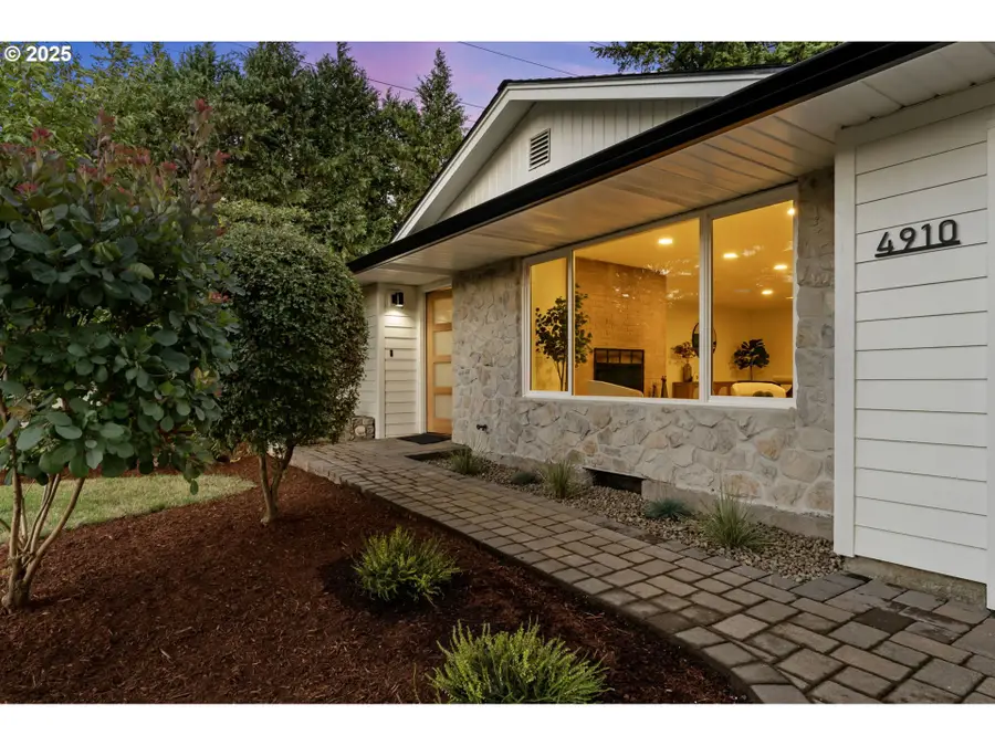 4910 SW Vesta St, Portland, OR 97219 - Image #2