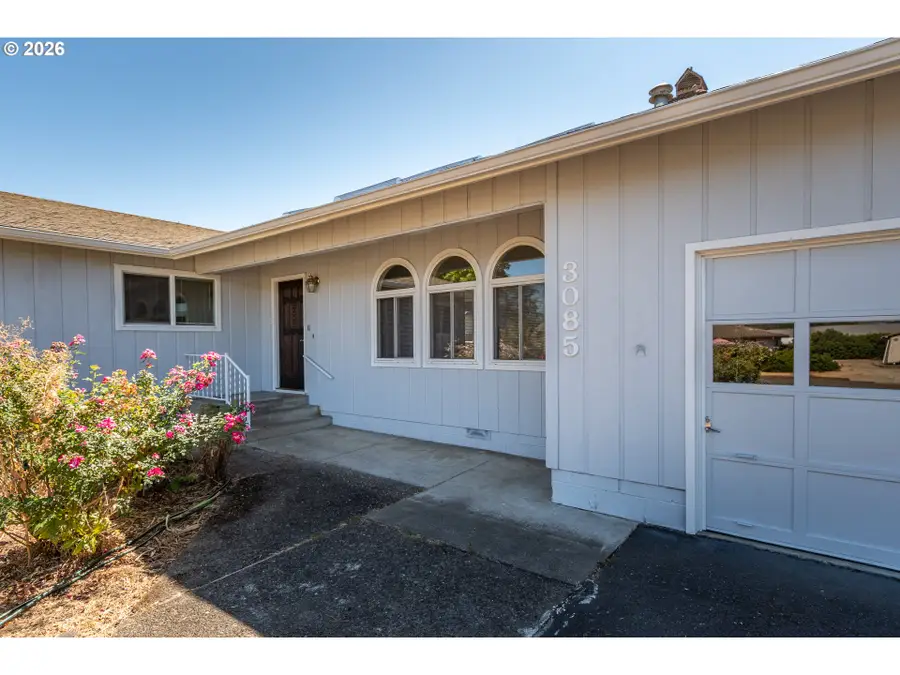 3085 W Shasta Ave, Roseburg, OR 97471 - #2