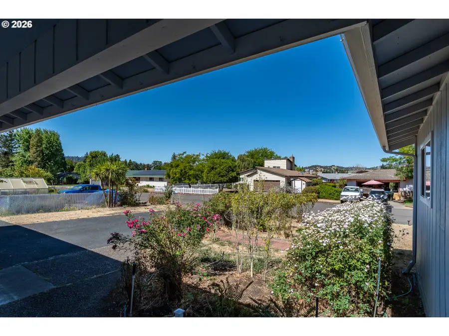 3085 W Shasta Ave, Roseburg, OR 97471 - #3