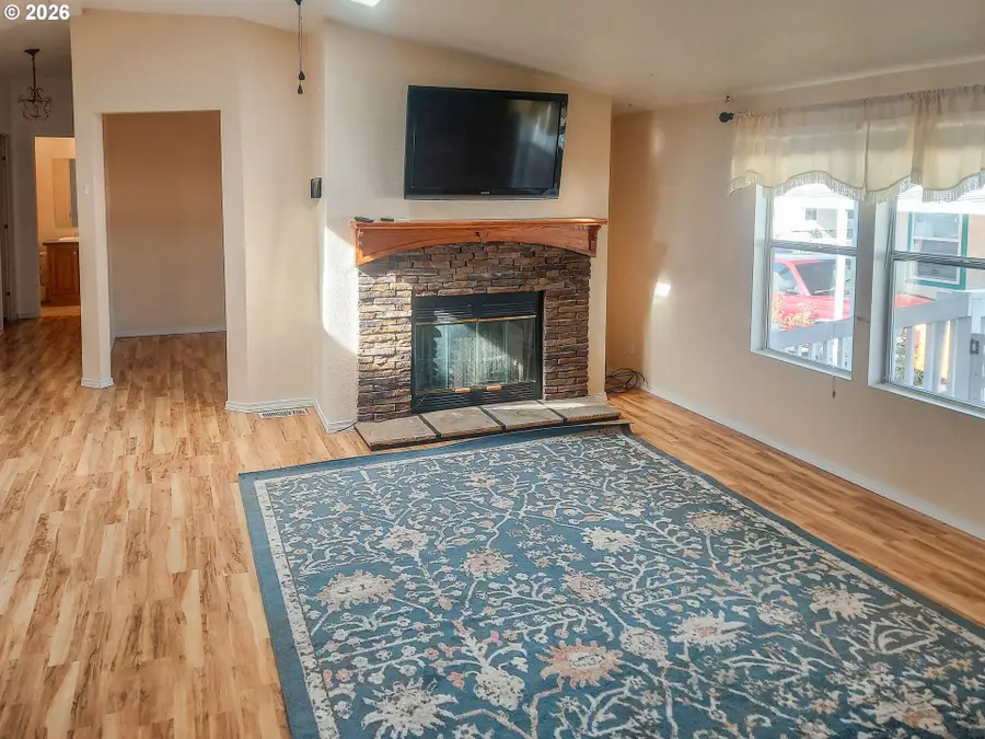 404 W Riverridge Ave, Roseburg, OR 97471 - #2