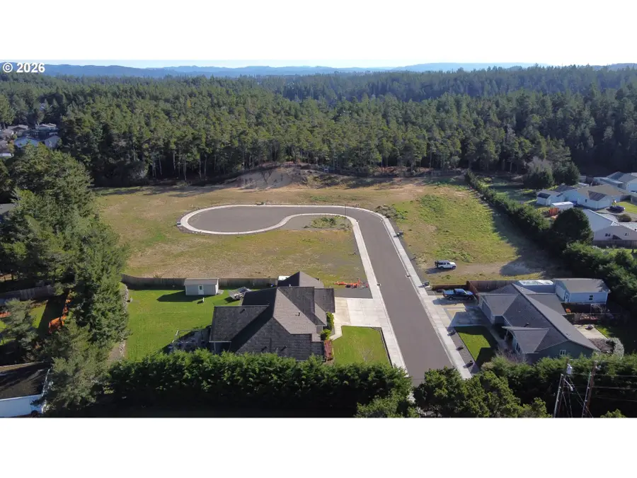 1090 Park Pl, Coos Bay, OR 97420 - Image #2